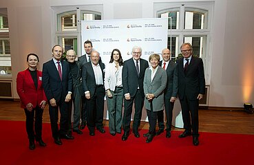 Bundespräsident Steinmeier mit den Mitgliedern der Hall of Fame des deutschen Sports