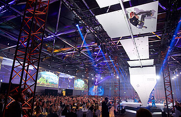 Sebastian Halenke klettert beim Ball des Sports 2015