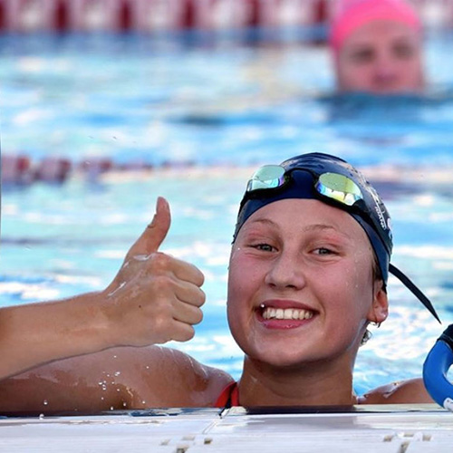 Johanna zeigt einen Daumenhoch
