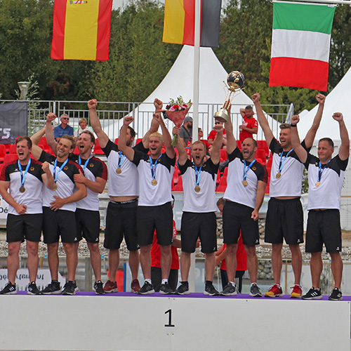 René jubelt mit seinem Kanu-Polo-Team