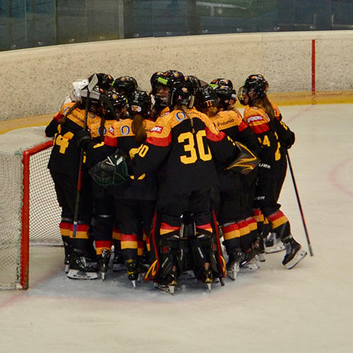 weibliche Eishockey-Team jubelt